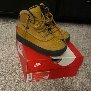 Nike Woodside 2 High (PS) Kids' Khaki Tan and Black Boots. Size 12c